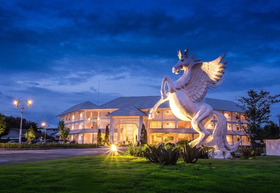 White House Hotel Tak