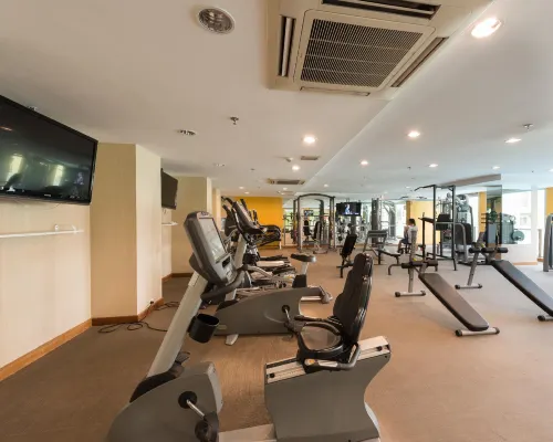 ห้องออกกำลังกาย (ยิม) ของ The Aiyapura Bangkok พร้อมอุปกรณ์ครบชุด
