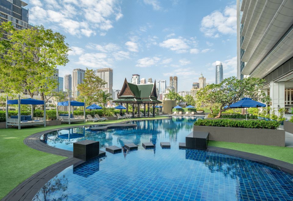 ห้องพัก Royal Club King ของ The Athenee Hotel Bangkok ตกแต่งสไตล์ไทย-โคโลเนียล พร้อมหน้าต่างพาโนราม่าวิวเมือง
