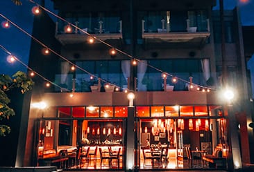 บรรยากาศ Red Alert Bar & Restaurant และวิวทะเลของ The Houben Hotel เกาะลันตา