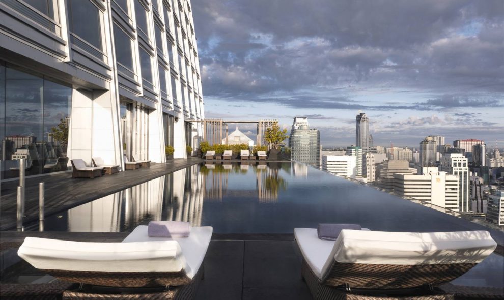 สระ infinity 25 เมตร cantilevered ชั้น 25 ของ The Okura Prestige Bangkok พร้อมวิวพาโนรามาเส้นขอบฟ้ากรุงเทพยามเย็น