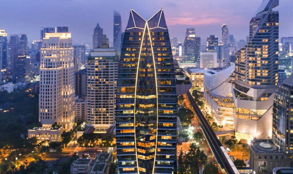 ภายนอก The Okura Prestige Bangkok ยามค่ำคืน ตึก Park Ventures Ecoplex ถนนวิทยุ กรุงเทพ