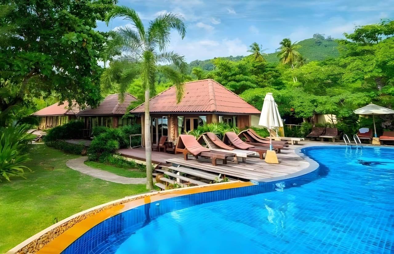 สระว่ายน้ำเล็กของ Thiwson Beach Resort ท่ามกลางสวนมะพร้าวริมหาด