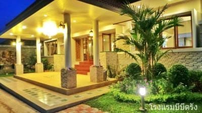 ล็อบบี้และพื้นที่ส่วนกลางของ BB Trang Hotel โทนสว่างเรียบง่าย