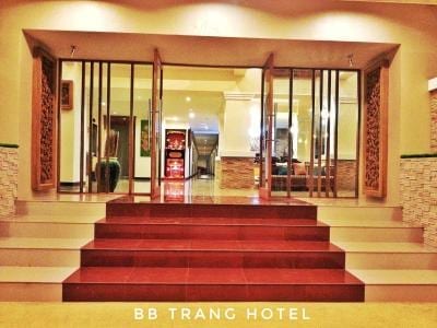 ห้องพักของ BB Trang Hotel เตียงนอน เครื่องปรับอากาศ ทีวีจอแบน