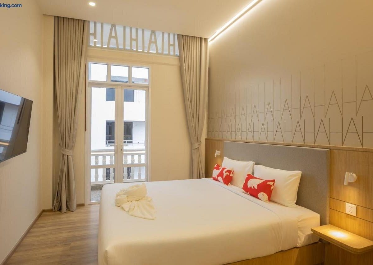 ห้องพักของ GinGin Hotel ตกแต่งโทนอบอุ่น เก็บผนังตึกเดิมไว้บางส่วน