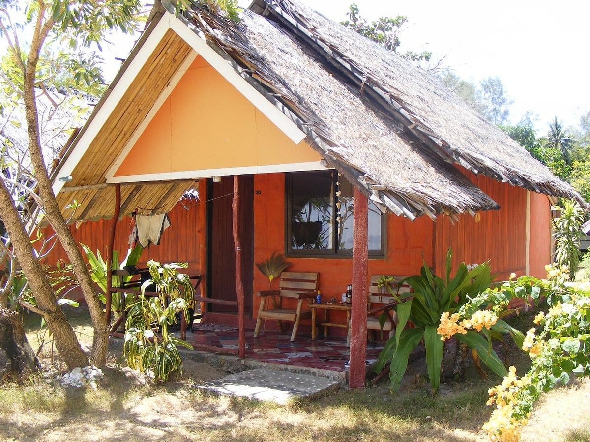 หาดทรายขาวและทะเลใสหน้า Kradan Beach Resort บนเกาะกระดาน ตรัง