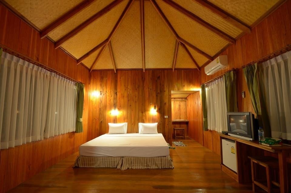 บรรยากาศร้านอาหารและพื้นที่ริมหาดของ Kradan Beach Resort