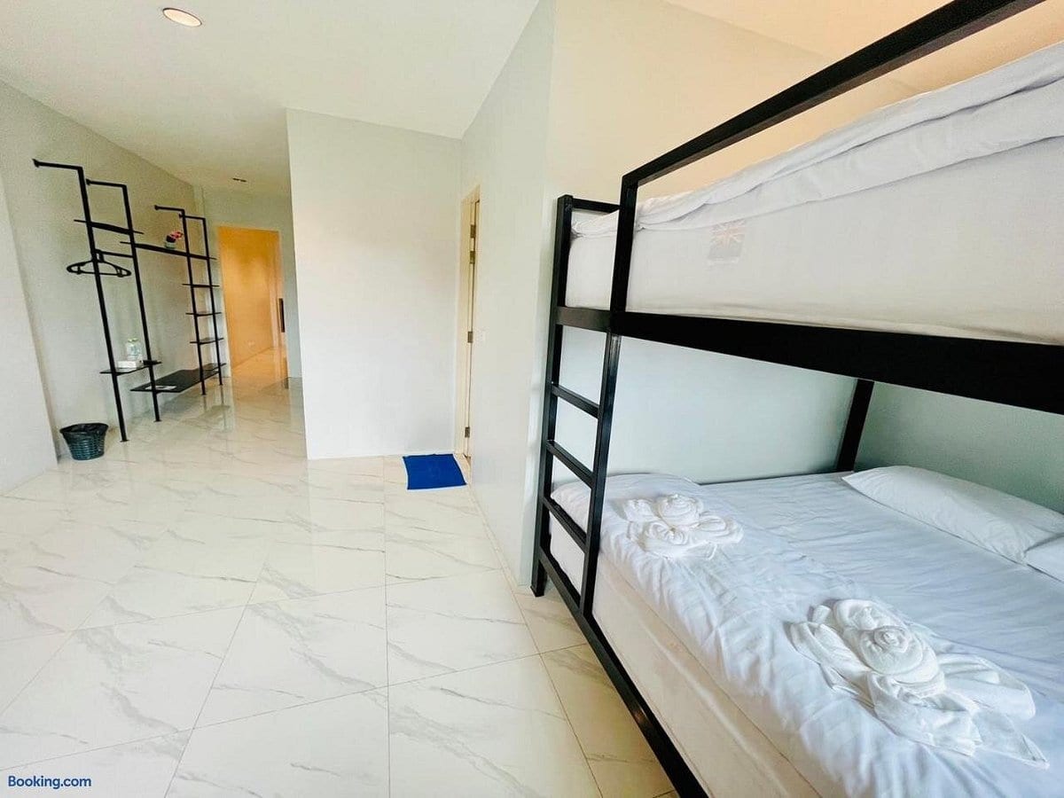 ด้านหน้าตึกแถวรีโนเวต 4 ชั้นของ Lamoon Boutique Trang ในเมืองตรัง
