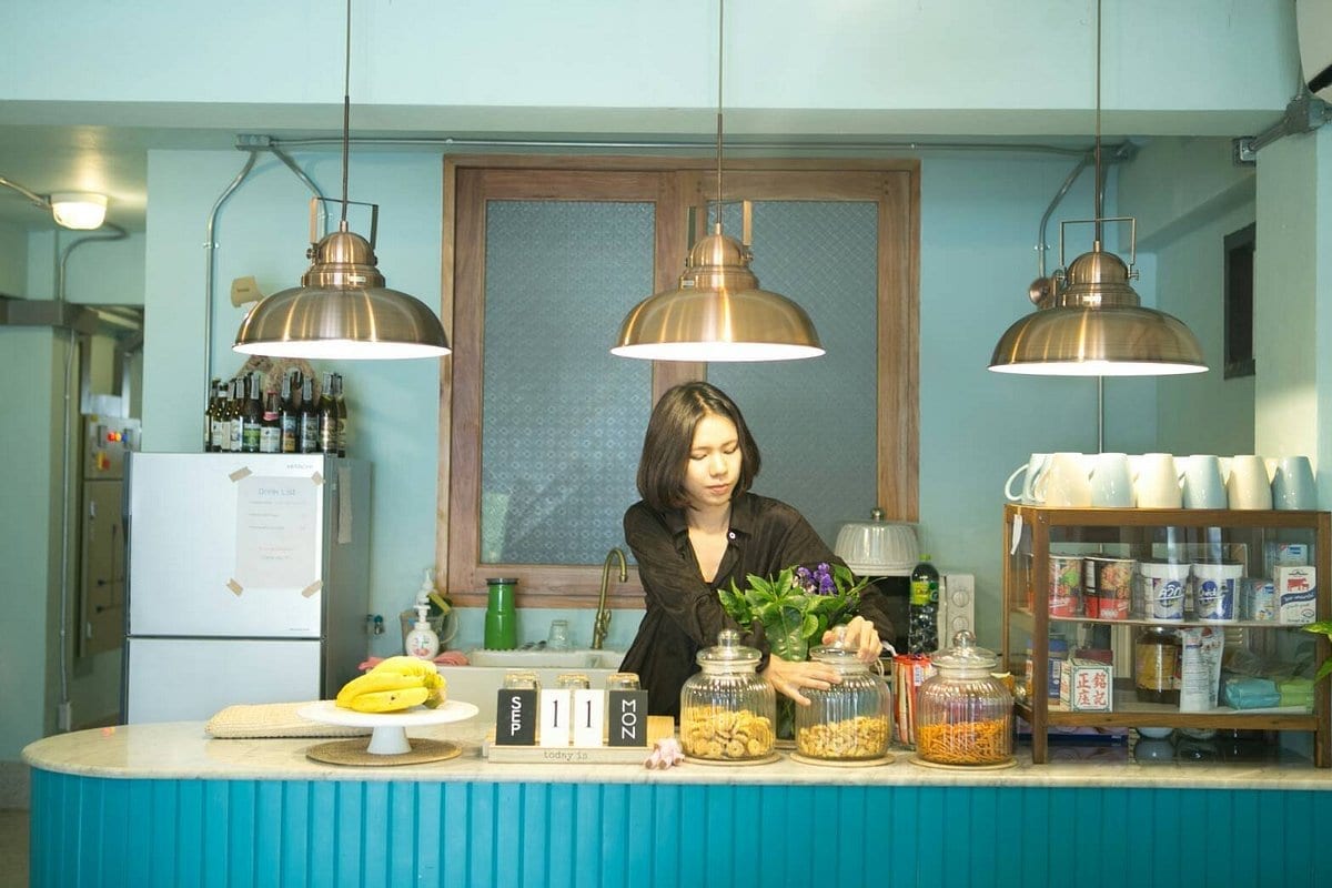 บรรยากาศบาร์และมุมนั่งเล่นของ A Local Something ตรัง