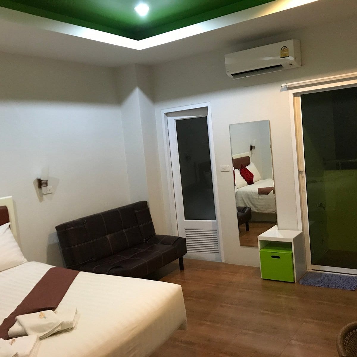 ห้องพักของ Namthip Residence ตรัง สะอาดกว้าง มีเตียงใหญ่และระเบียง
