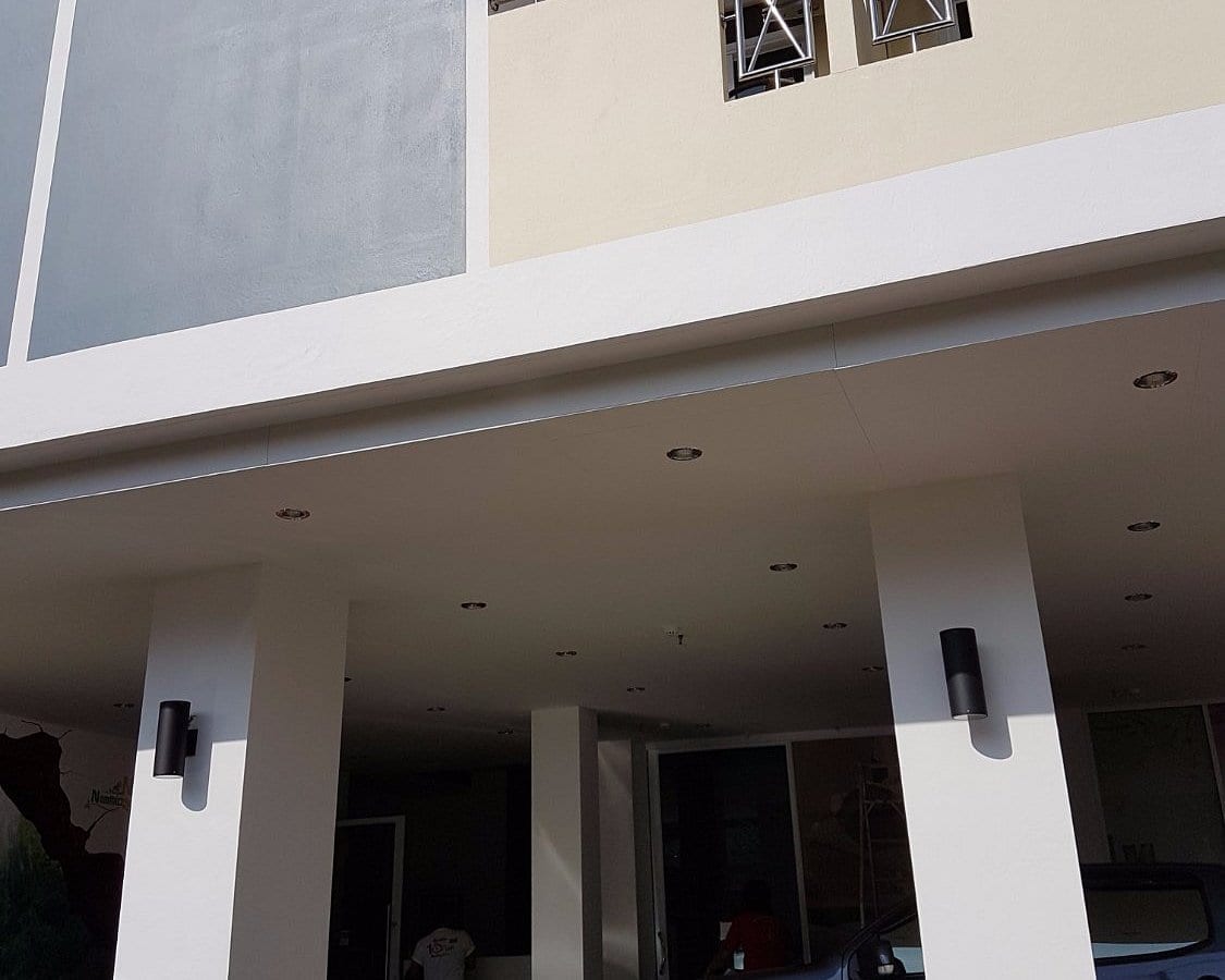 มุมระเบียงและพื้นที่นั่งเล่นวิวเมืองของ Namthip Residence