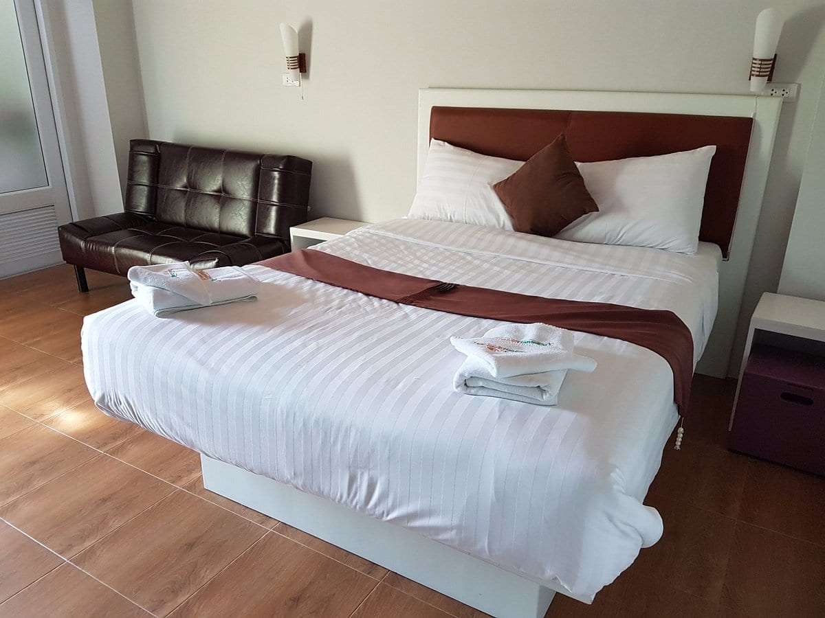 บรรยากาศดาดฟ้าและมุมอาหารเช้าของ Namthip Residence ตรัง