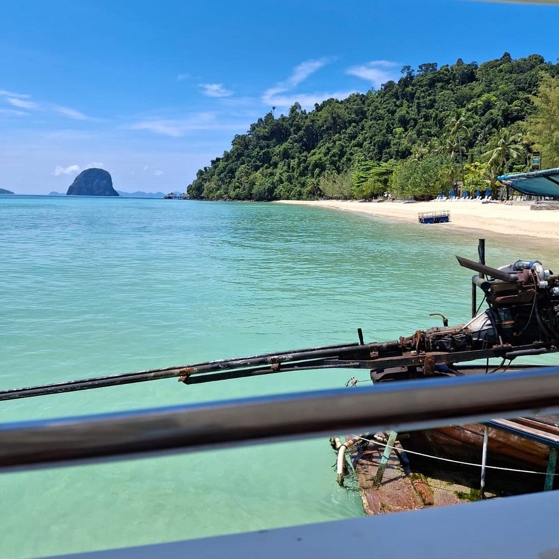 หาดทรายขาวหน้าบังกะโลของ Koh Mook Sivalai Beach Resort น้ำทะเลใส