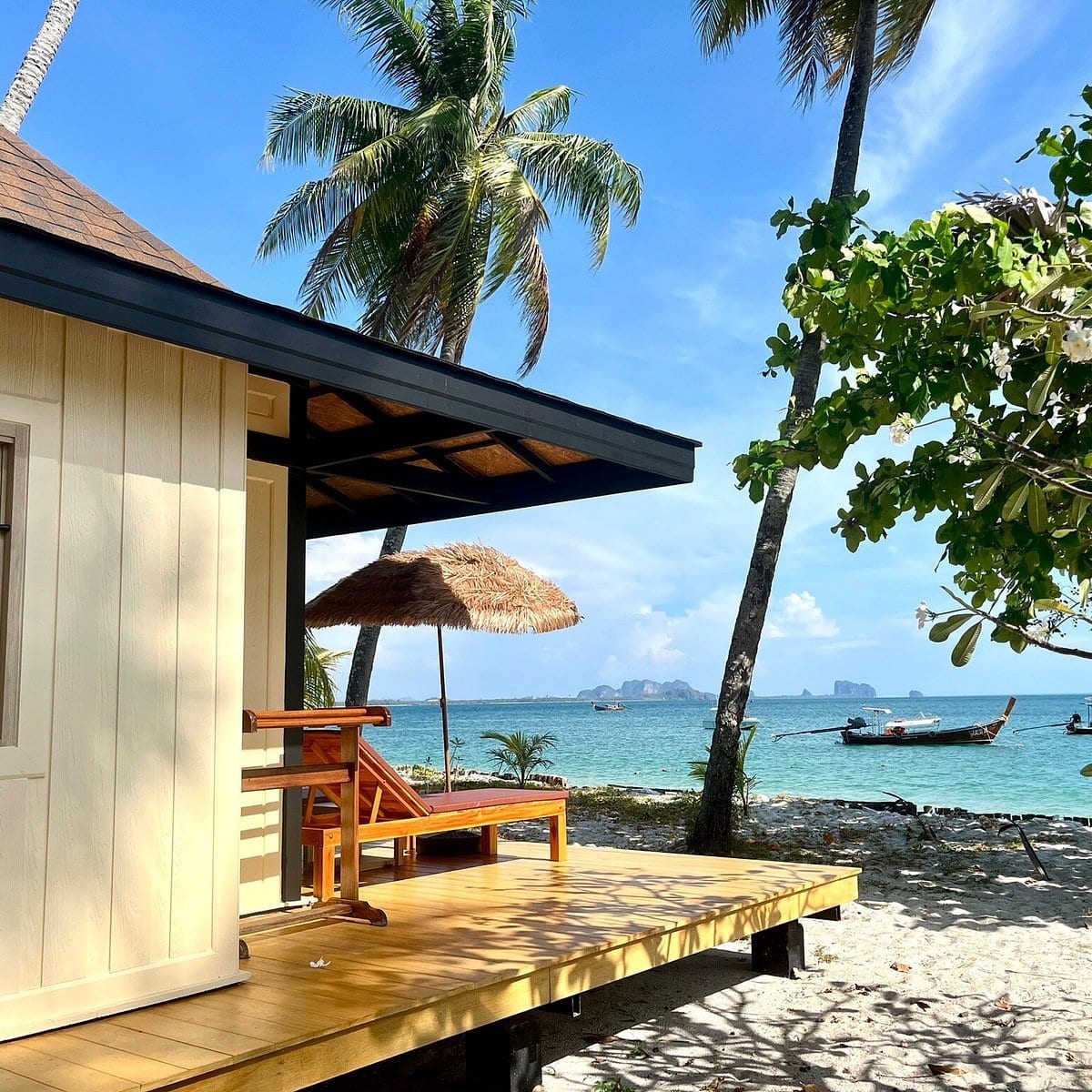 บรรยากาศปลายแหลมทรายของ Sivalai Beach Resort มองเห็นทะเลรอบตัว