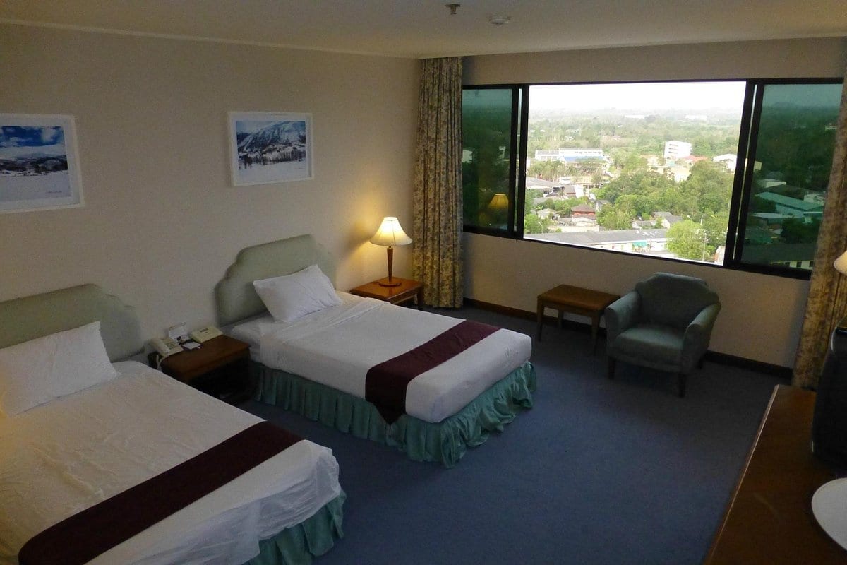 ห้องพักของ Thumrin Thana Hotel ตรัง โทนสว่าง ห้องกว้าง มีโต๊ะทำงาน