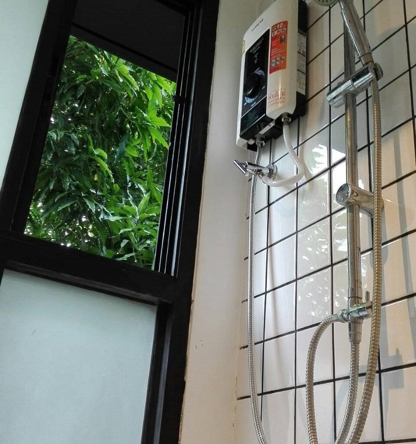 มุมสวนและระเบียงของ Trat 101 Hotel บรรยากาศบ้านเก่าเงียบสงบในเมืองตราด