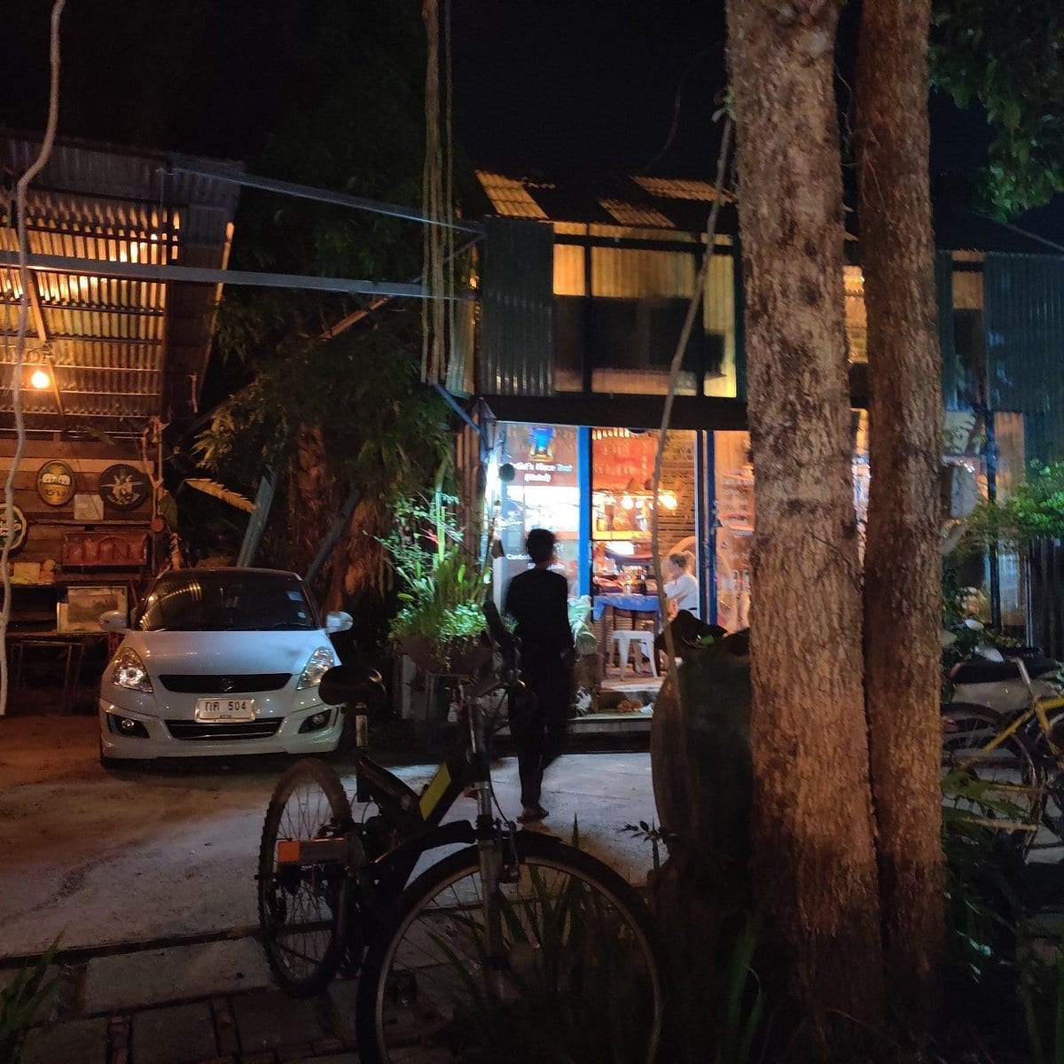 ห้องพักตกแต่งงานศิลป์โทนสีสันสดใสของ Artist's Place Trat กลางเมืองเก่าตราด