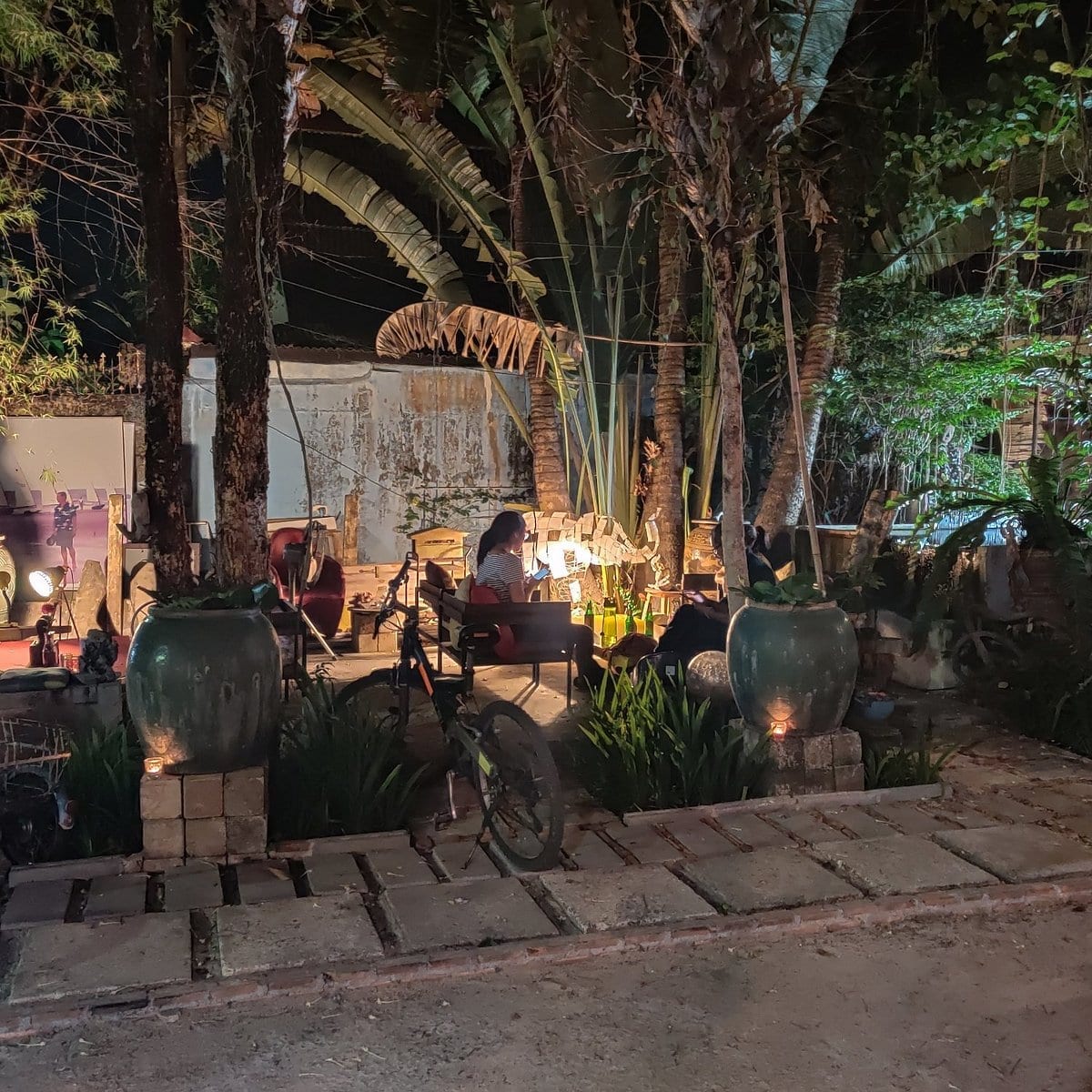 มุมสวนและคาเฟ่ริมคลองบรรยากาศร่มรื่นของ Artist's Place Trat