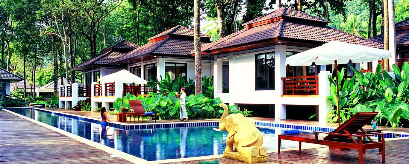 สระว่ายน้ำทรงโค้งฝั่งเขาของ Chang Buri Resort มองออกไปเห็นอ่าวและทะเล เกาะช้าง