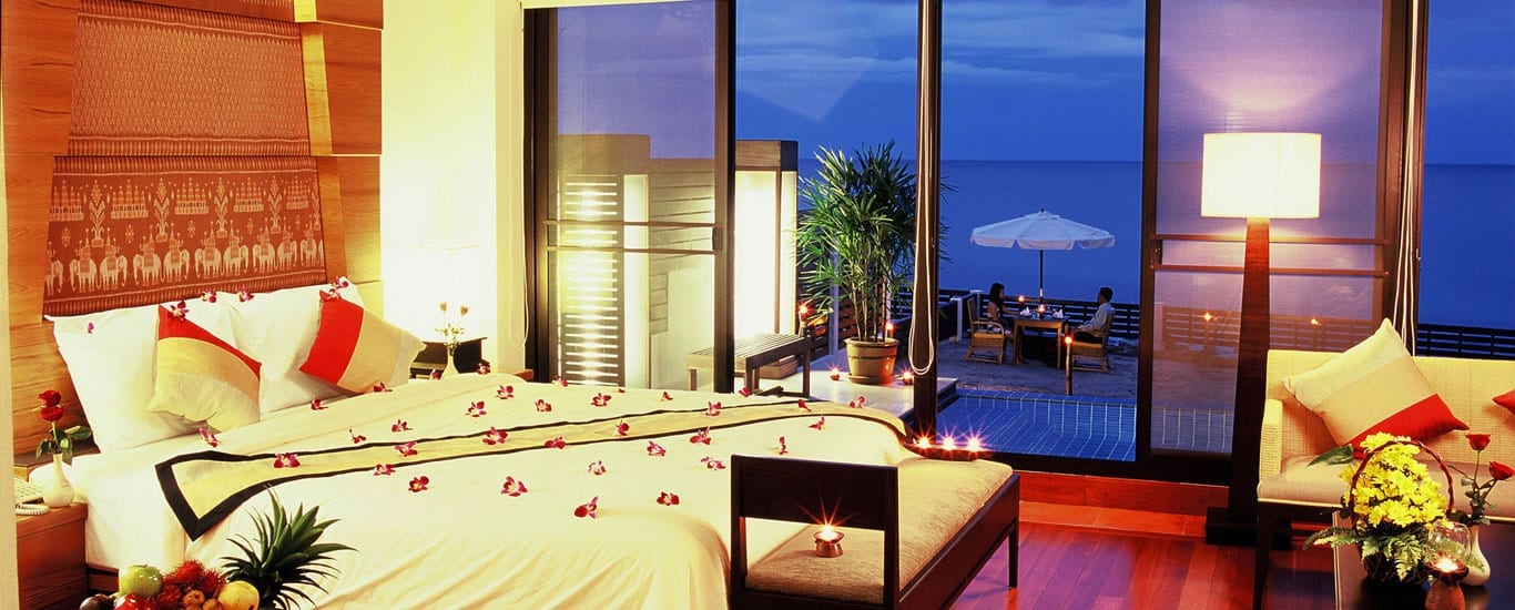 ห้องพักฝั่งทะเลของ Chang Buri Resort โทนไม้อบอุ่นมีระเบียงส่วนตัว