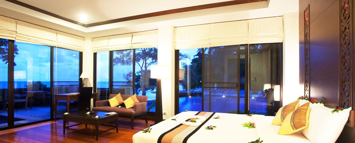 สวนเขียวร่มรื่นและทางเดินภายใน Chang Buri Resort ปลายใต้หาดทรายขาว