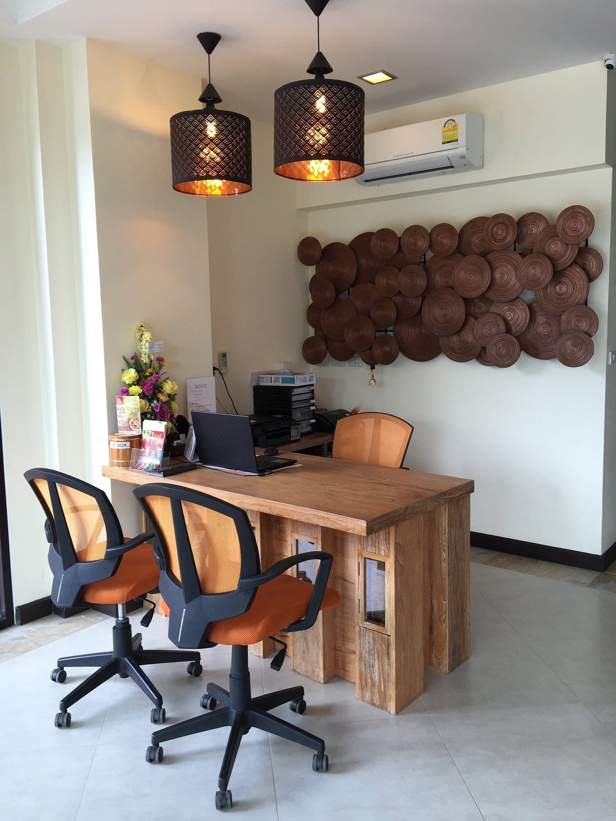 มุมต้อนรับและคาเฟ่เล็กของ Chivapuri Residence Trat ในตัวเมืองตราด บรรยากาศเป็นกันเอง