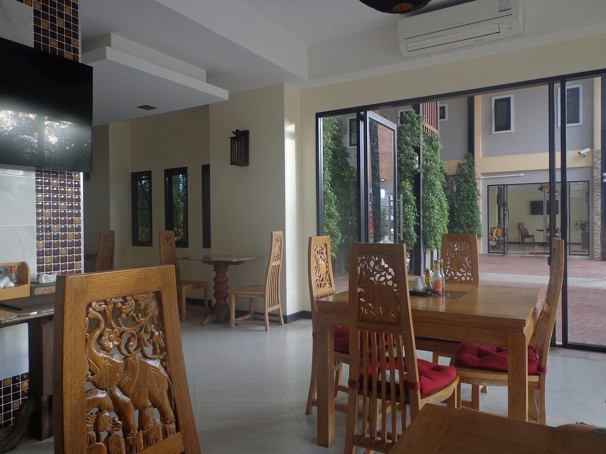 เทอเรซและสวนของ Chivapuri Residence Trat มองเห็นบรรยากาศเมืองตราดยามเย็น