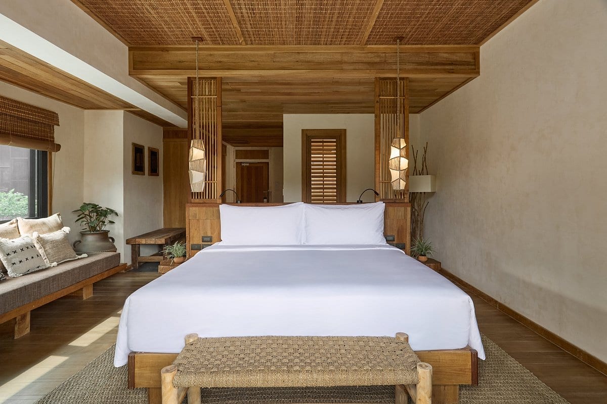 สระว่ายน้ำขนาดใหญ่ของ Dinso Resort & Villas Ko Chang พร้อมเตียงอาบแดดและคาบานา