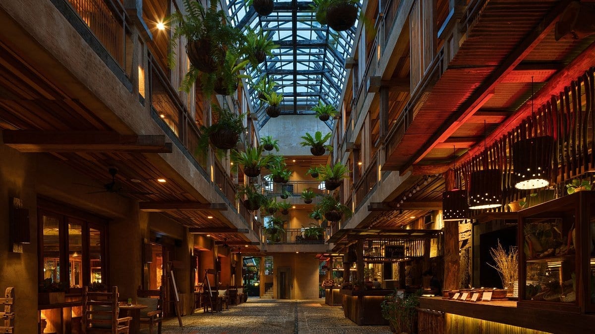 ห้องพักดีไซน์ทันสมัยของ Dinso Resort เกาะช้าง เตียงนุ่มและโทนสีอบอุ่น