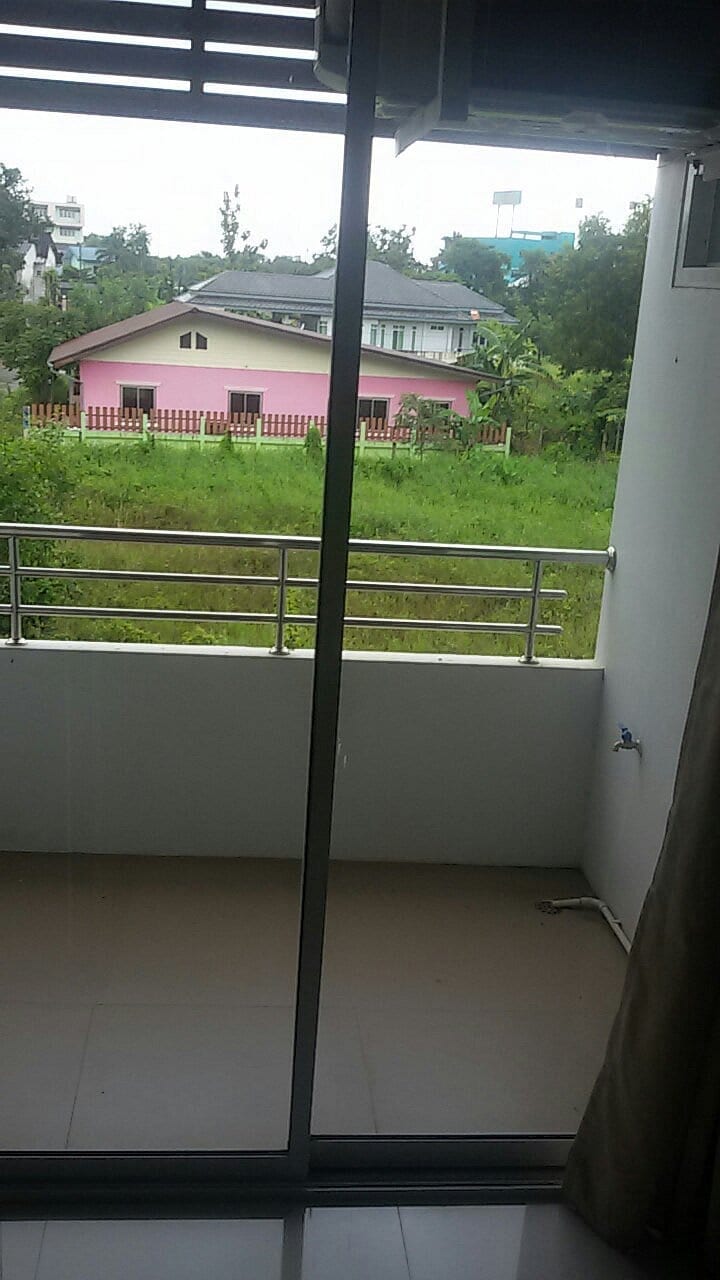 มุมห้องพักพร้อมระเบียงส่วนตัวของ Iyara Residence ตราด