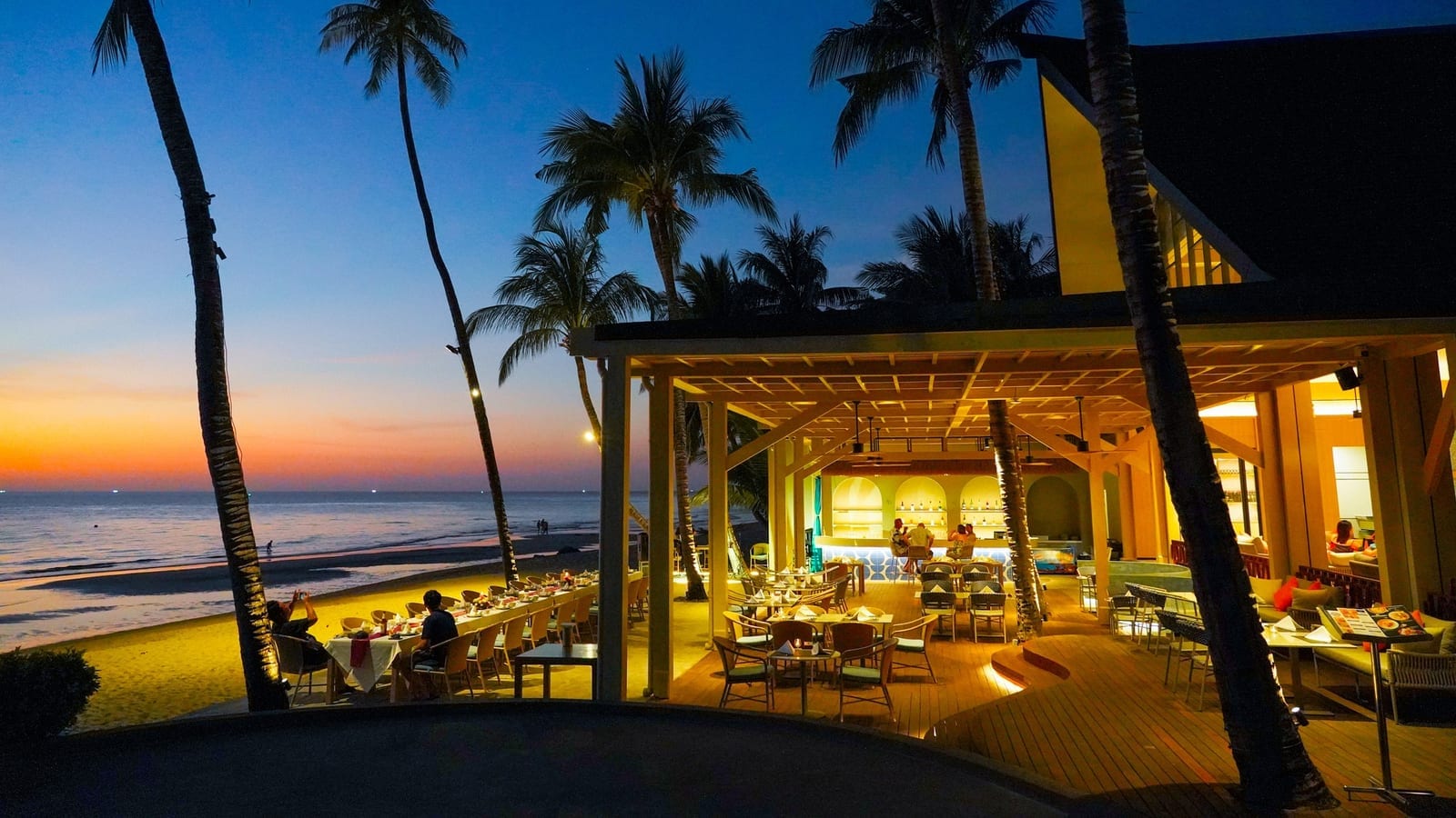 ห้อง Sea View Grande Deluxe ของ KC Grande Resort โทนสว่างมองเห็นทะเล