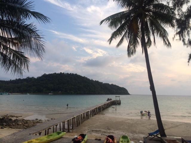 หาดทรายอ่าวบางเบ้ารูปโค้งน้ำใสหน้า Koh Kood Resort บนเกาะกูด