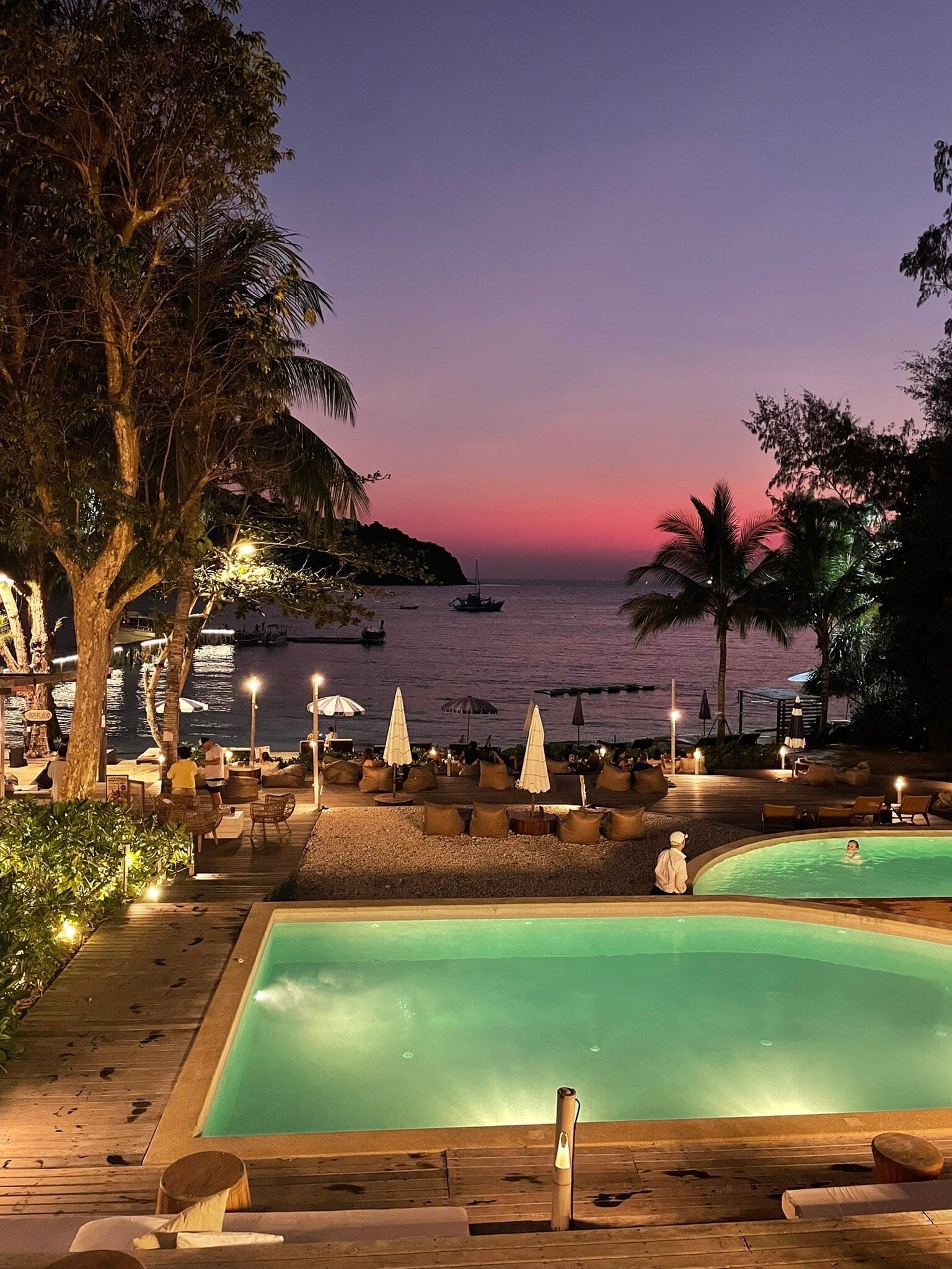 สระว่ายน้ำกลางแจ้งของ Koh Kood Resort ริมหาดอ่าวบางเบ้า