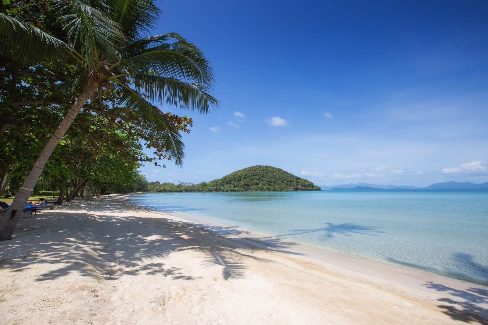 สระว่ายน้ำกลางแจ้งของ Mira Montra Resort Koh Mak มองออกไปเห็นทะเลริมอ่าวพร้าว