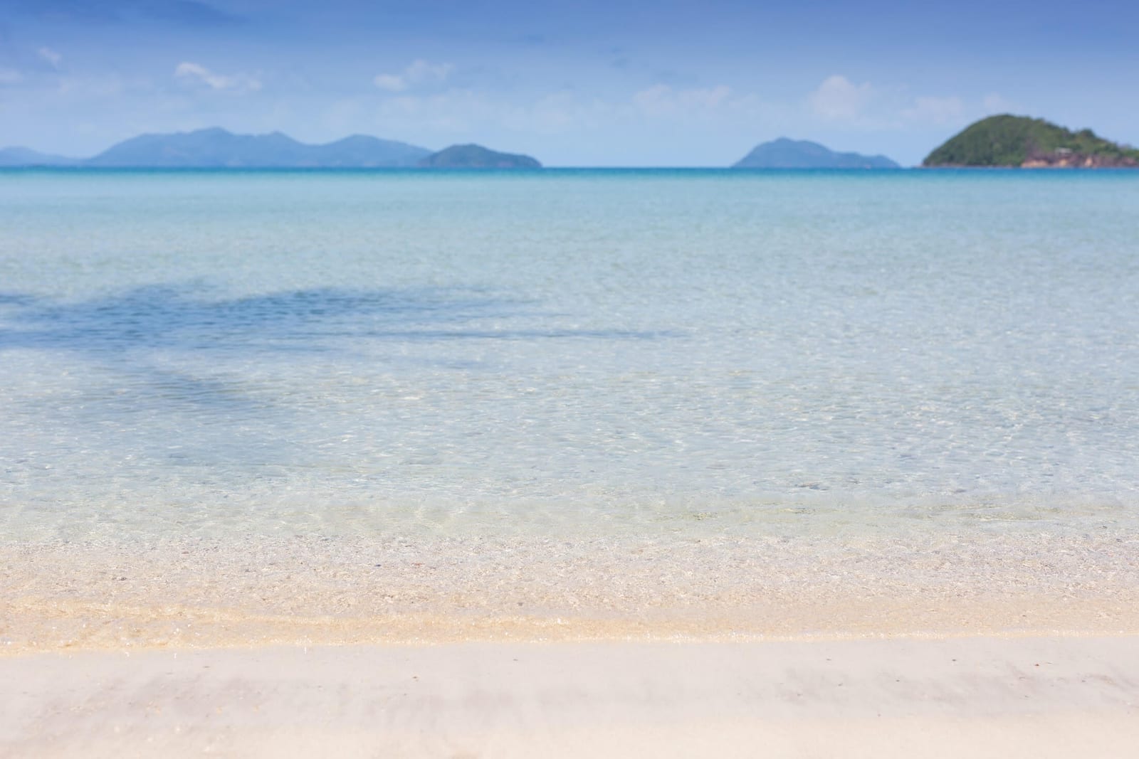 หาดทรายส่วนตัวเงียบสงบหน้า Mira Montra Resort บนเกาะหมาก