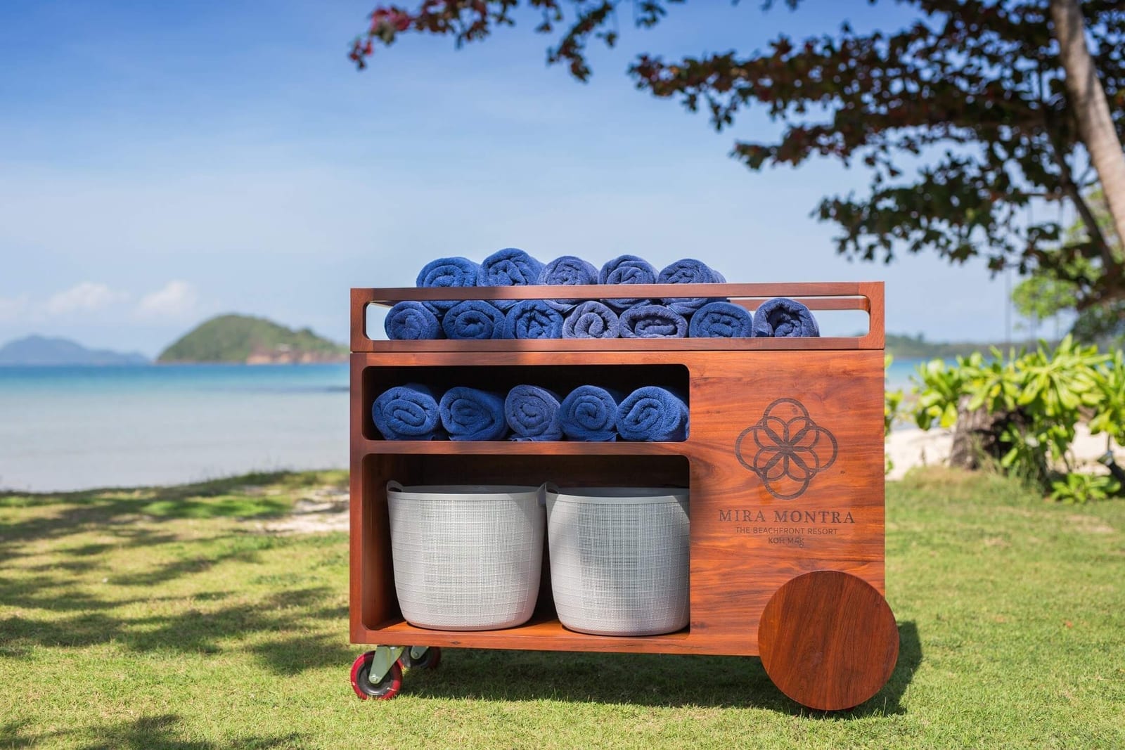 ร้านอาหารเปิดโล่งริมหาดของ Mira Montra Resort Koh Mak