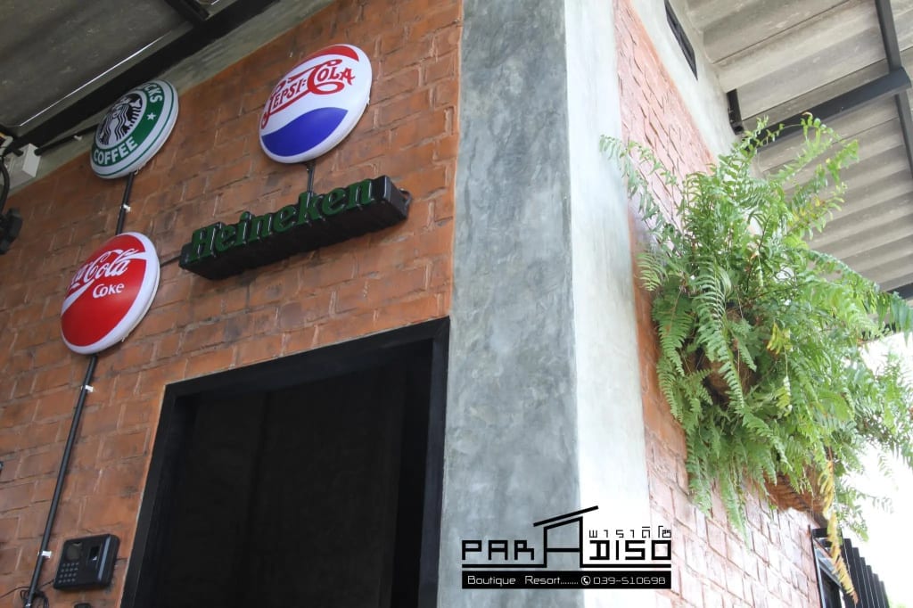 ภายนอกอาคารห้องพักแบบแบ่งเป็นหลังๆ พร้อมที่จอดรถหน้าห้องของ Paradiso Boutique Resort