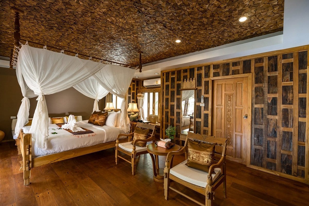 ห้องทรีตเมนต์สปา Ayurvana ของ Santhiya Tree Koh Chang ตกแต่งด้วยไม้สักอบอุ่น