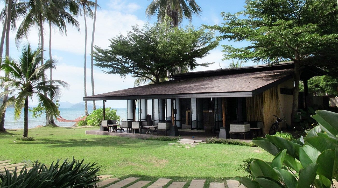สระว่ายน้ำกลางแจ้งของ Seavana Beach Resort Koh Mak ริมหาดอ่าวสวนใหญ่