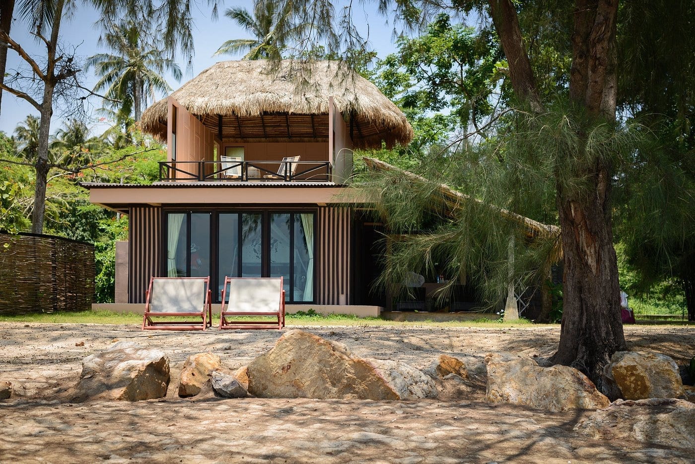 หาดทรายส่วนตัวขาวละเอียดทอดยาวหน้า Seavana Beach Resort บนเกาะหมาก