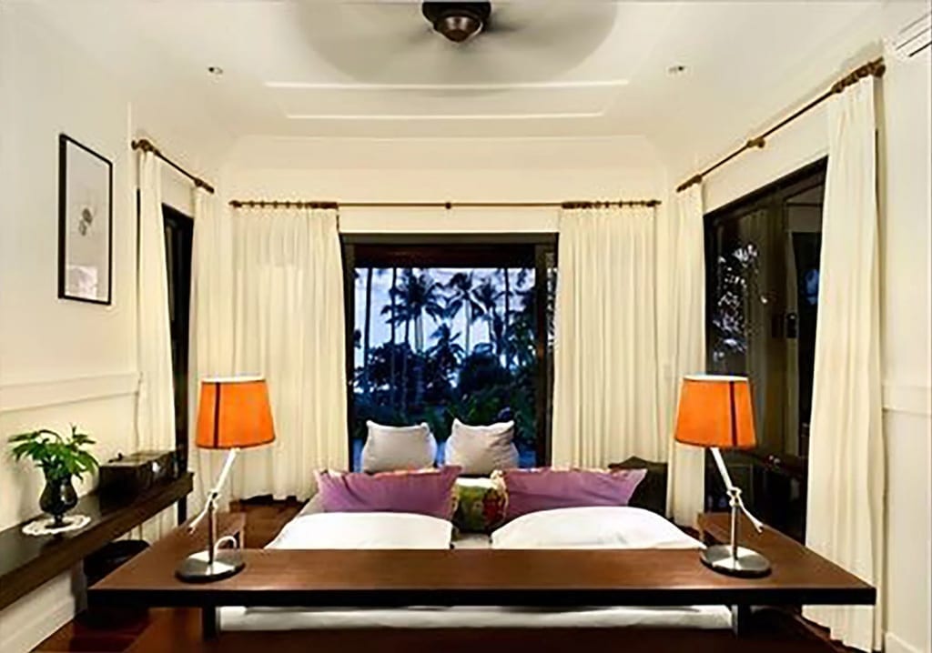 บรรยากาศร่มรื่นในสวนและทางเดินของ Shantaa Resort เกาะกูด