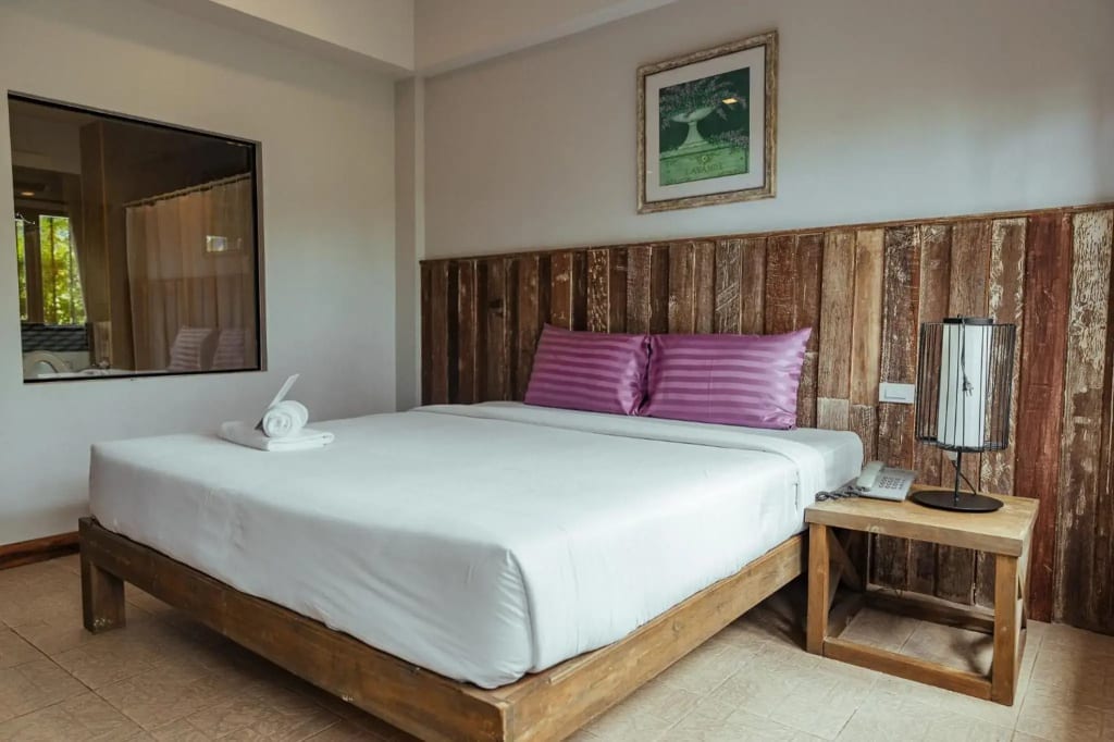 อาคารสไตล์ทัสคานีโทนส้มอิฐของ Hotel Toscana Trat พร้อมซุ้มโค้งแบบเมดิเตอร์เรเนียน