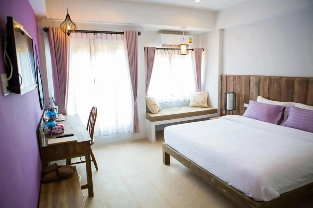 ห้องพักตกแต่งสไตล์วินเทจอบอุ่นของ Hotel Toscana Trat ตราด