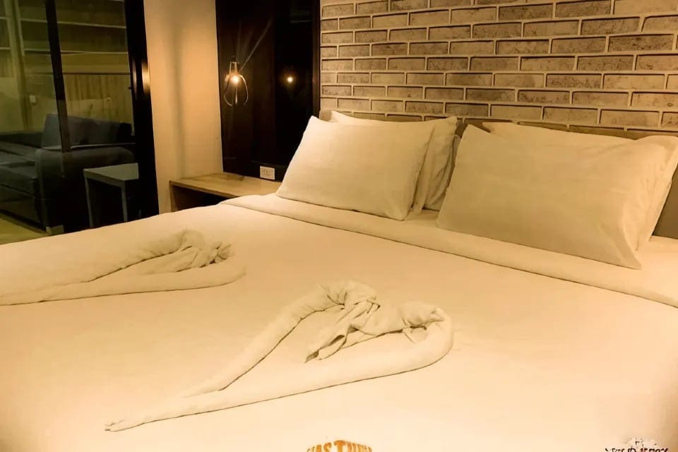 มุมห้องพักและโซนนั่งเล่นในห้องสตูดิโอของ 168 Studio Hotel อุบลราชธานี