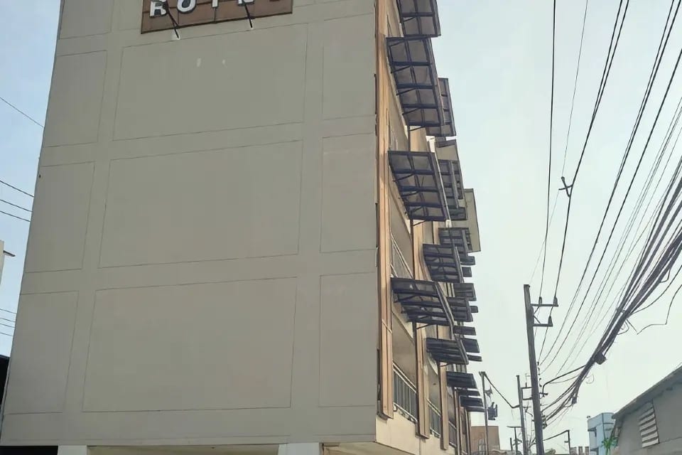 อาคารและทางเข้าของ 168 Studio Hotel ริมถนนแจ้งสนิทใจกลางเมืองอุบล