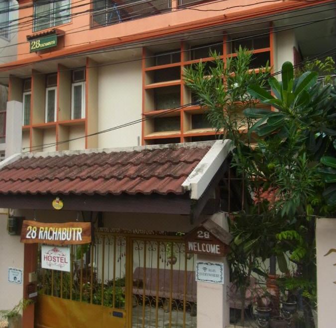 ห้องพักภายใน 28 Rachabutr Hostel พื้นไม้ ตกแต่งเรียบแบบเกสต์เฮาส์