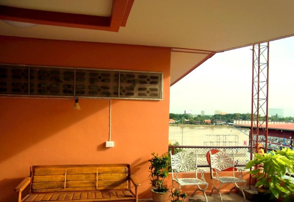 มุมนั่งเล่นและเทอเรซริมน้ำของ 28 Rachabutr Hostel