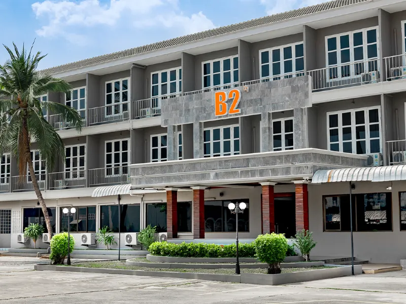 อาคารด้านนอกของ B2 Ubon Boutique & Budget Hotel โทนสีสดใสสไตล์เชน B2