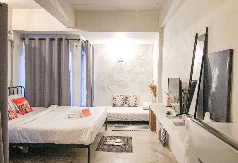 ห้องพักของ De Lit Hotel ตกแต่งสไตล์บูทีคปูนเปลือยพร้อมระเบียงเล็ก